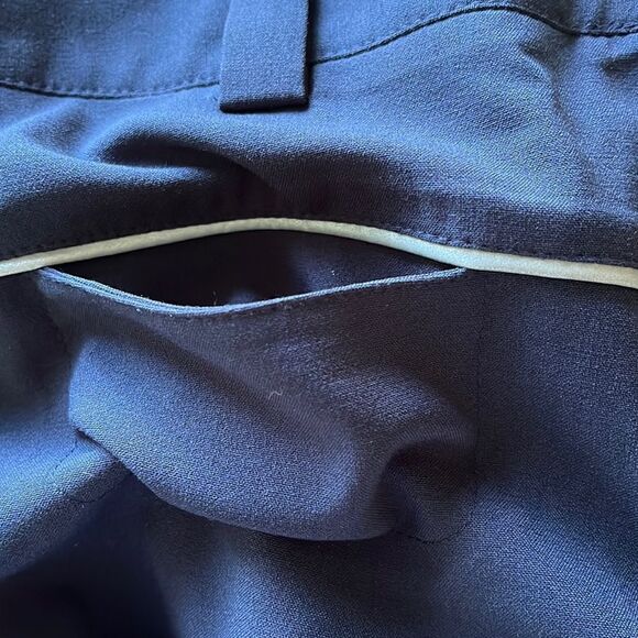 EUC SPORT HALEY SIZE 8 BERMUDA NAVY BLUE GOLF/TRAVEL/ATHLEISURE SHORTS - Picture 6 of 6